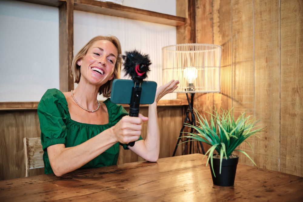 woman saying hi on smartphone 